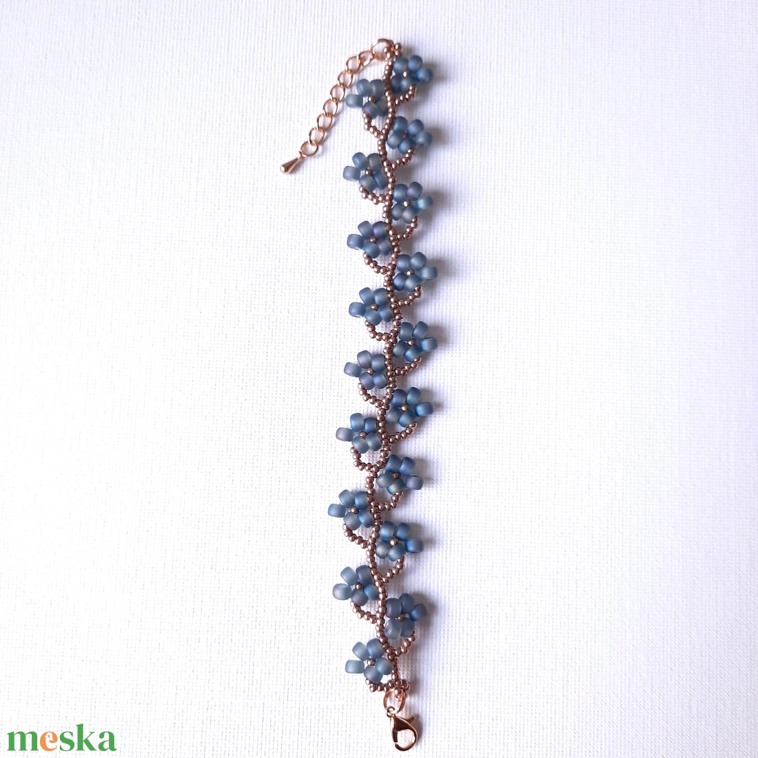 Gyöngyös virágos, szivárványos kékes szürke, matt karkötő - ékszer - karkötő - gyöngyös karkötő - Meska.hu
