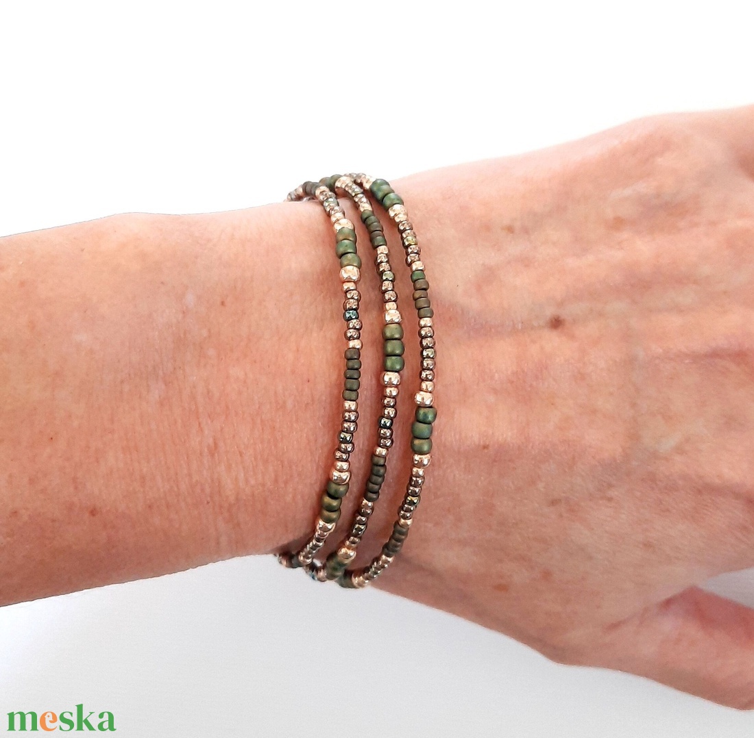 Zöld színek és arany, 3 soros karkötő - ékszer - karkötő - gyöngyös karkötő - Meska.hu