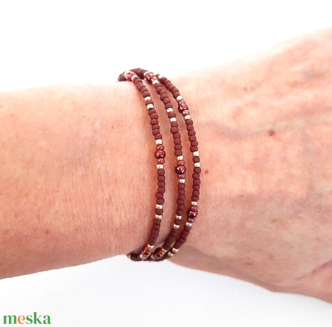 Bordós barna matt, metál vörös és színjátszó, 3 soros karkötő - ékszer - karkötő - gyöngyös karkötő - Meska.hu