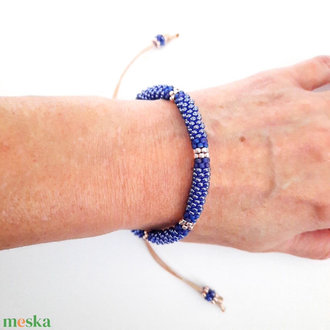 Fényes liláskék, viaszolt zsinóros karkötő - ékszer - karkötő - gyöngyös karkötő - Meska.hu