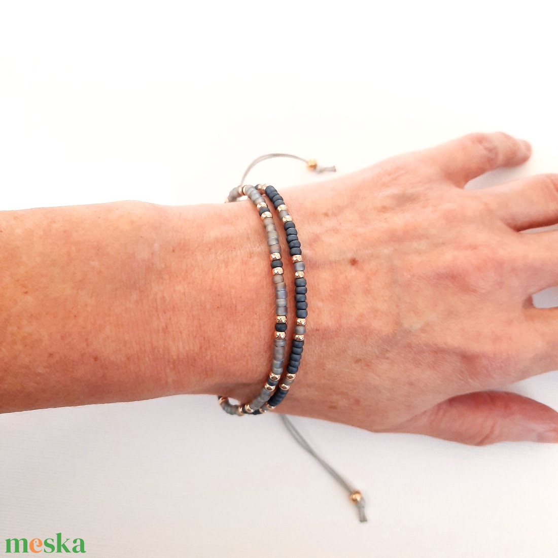 Szürke szivárványos és matt, viaszolt zsinóros karkötő - ékszer - karkötő - gyöngyös karkötő - Meska.hu