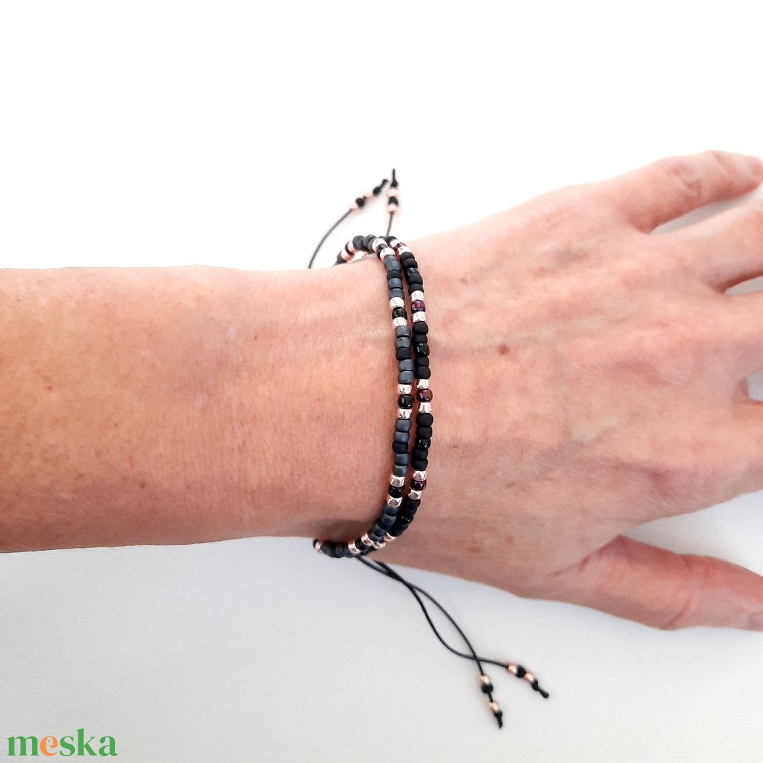 Fekete és szürke, viaszolt zsinóros karkötő - ékszer - karkötő - gyöngyös karkötő - Meska.hu