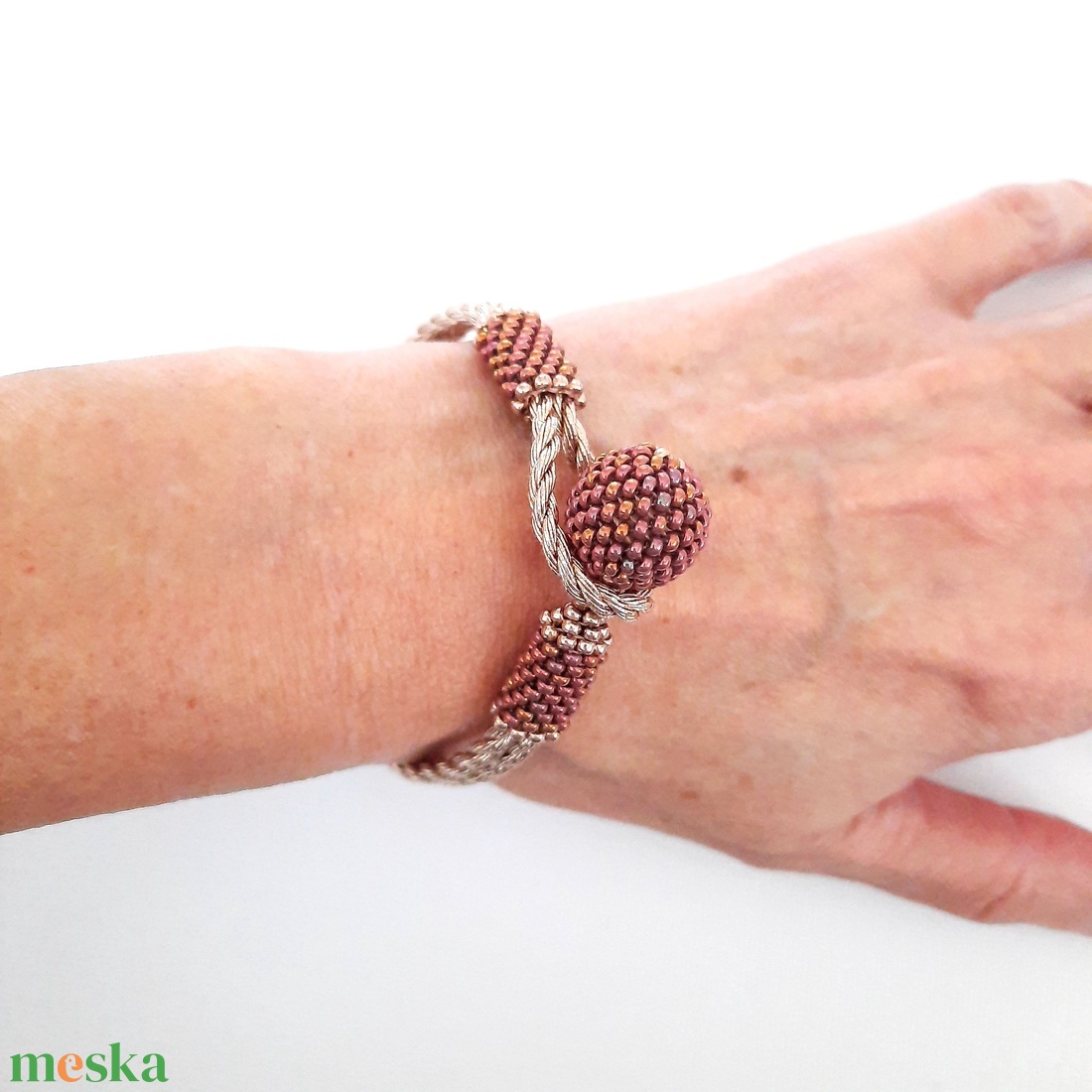 Gyöngyös bogyós, metál lilásbordó, arany zsinóros karkötő - ékszer - karkötő - bogyós karkötő - Meska.hu