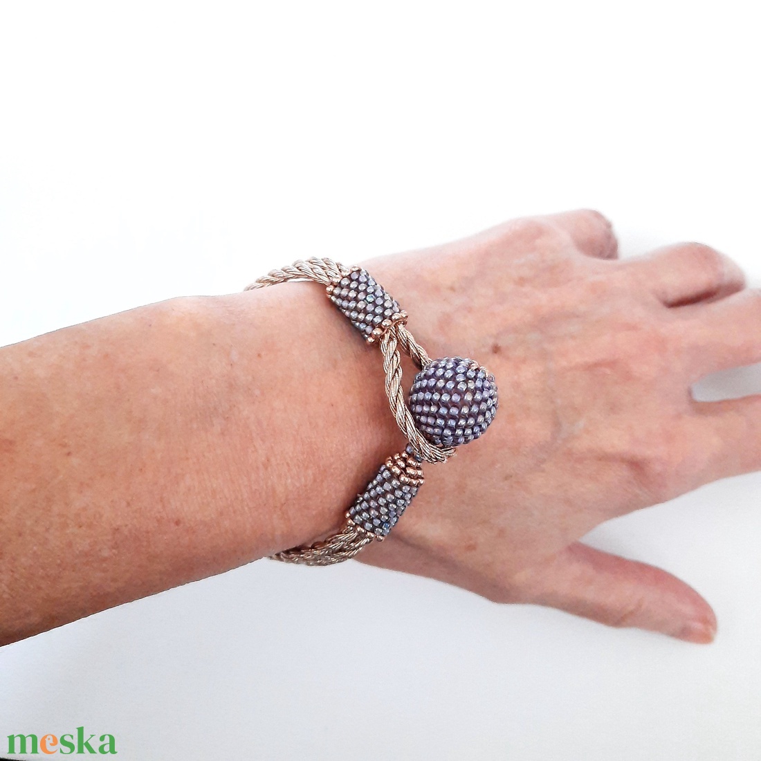 Gyöngyös bogyós, színjátszó ametiszt, arany zsinóros karkötő - ékszer - karkötő - bogyós karkötő - Meska.hu