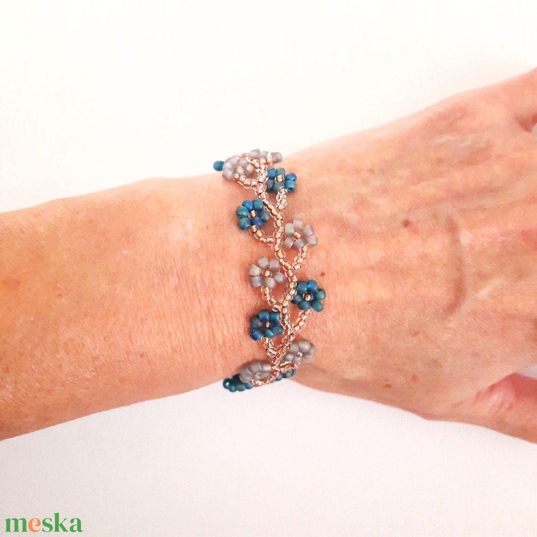 Gyöngyös virágos, matt kékeszöld és színjátszós szürke karkötő - ékszer - karkötő - gyöngyös karkötő - Meska.hu