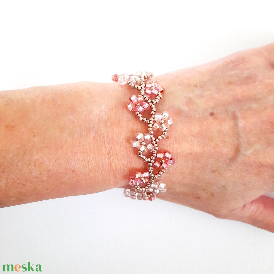 Gyöngyös virágos, színjátszó garnéla és rózsaszín karkötő - ékszer - karkötő - gyöngyös karkötő - Meska.hu