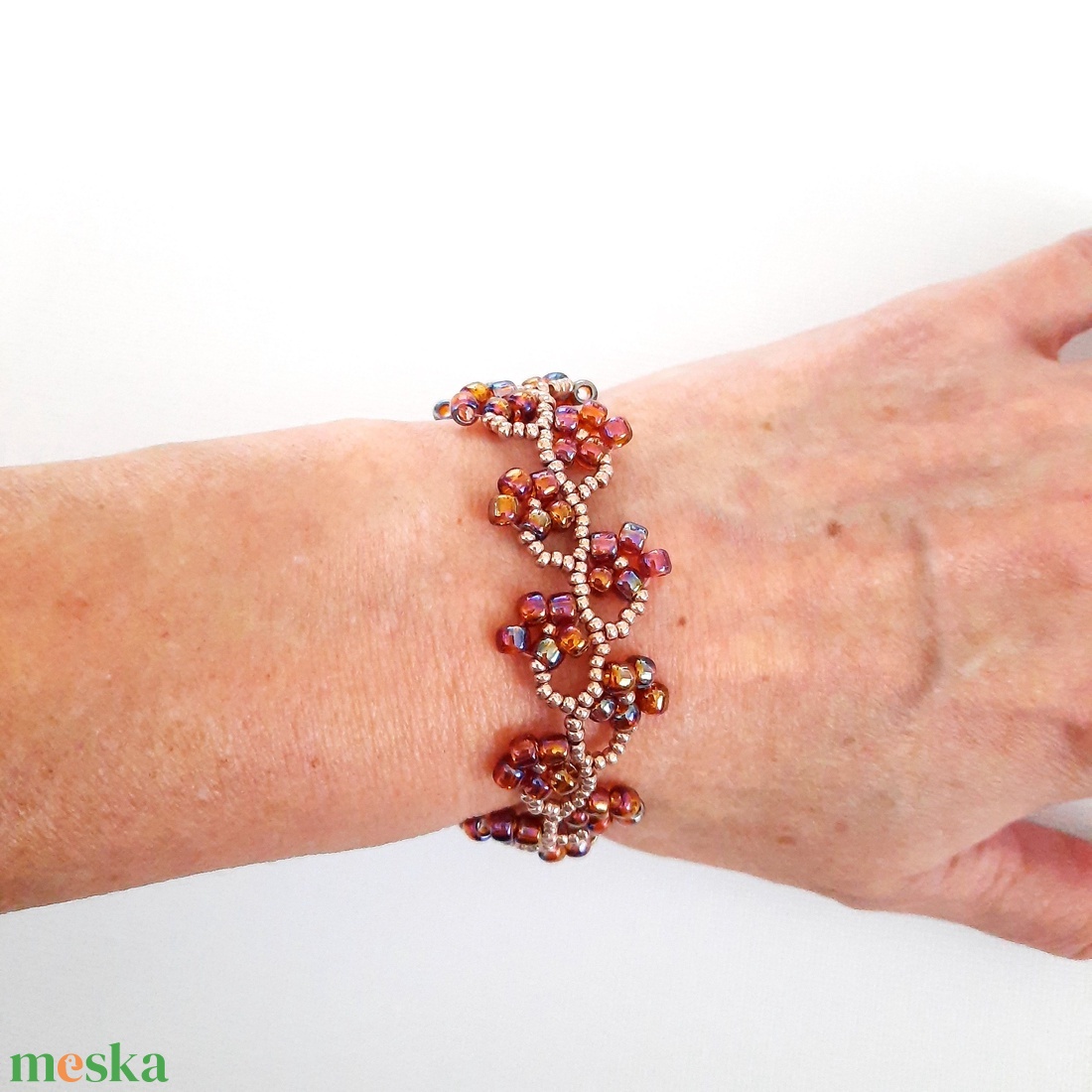 Gyöngyös virágos, szivárványos narancs színű karkötő - ékszer - karkötő - gyöngyös karkötő - Meska.hu