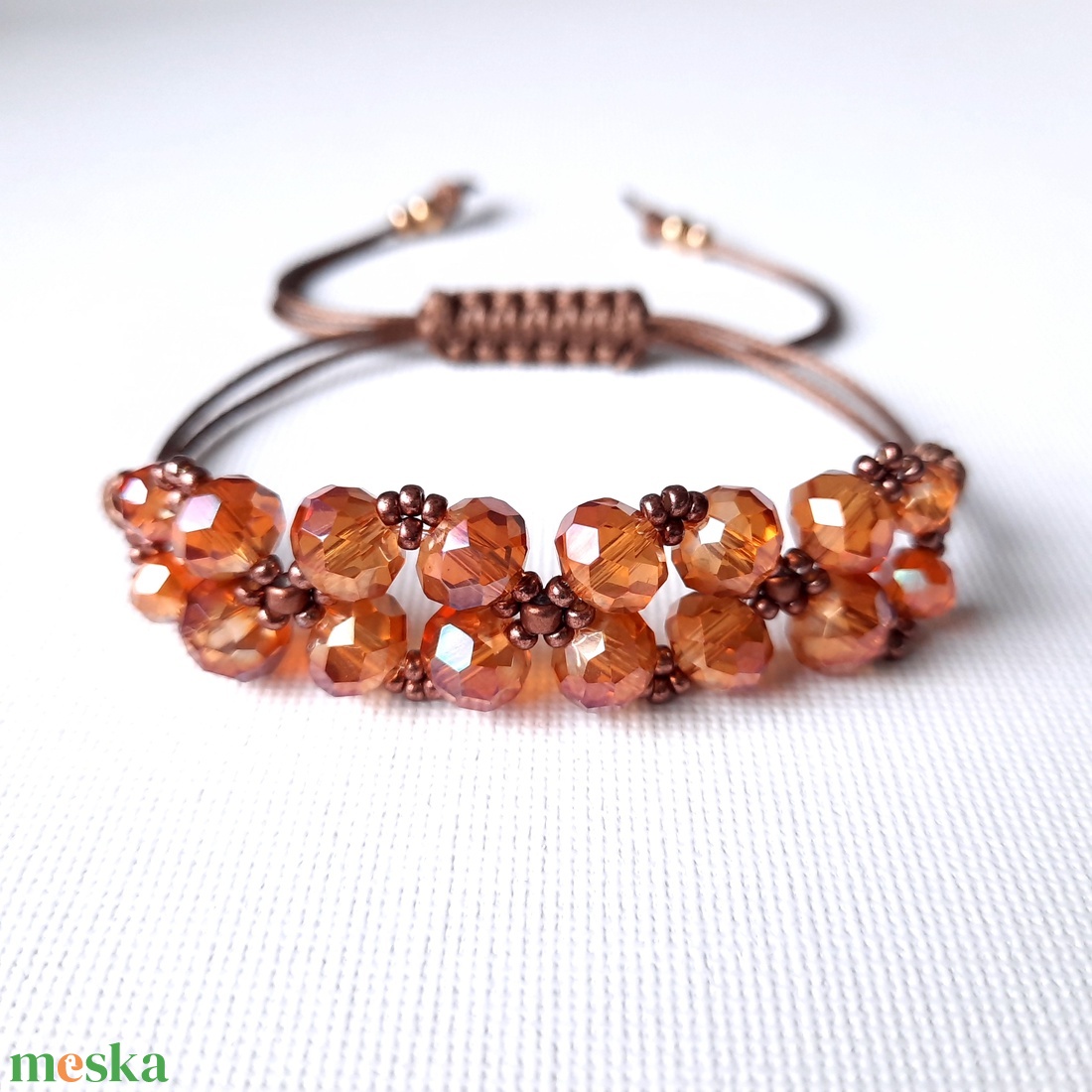 Narancs színű csiszolt üveg, viaszolt zsinóros karkötő - ékszer - karkötő - gyöngyös karkötő - Meska.hu