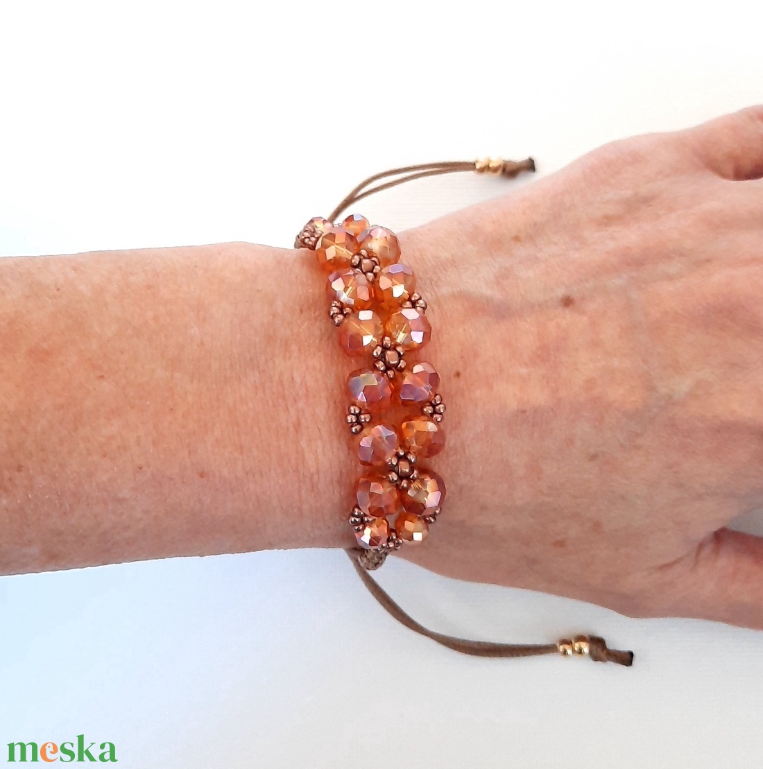 Narancs színű csiszolt üveg, viaszolt zsinóros karkötő - ékszer - karkötő - gyöngyös karkötő - Meska.hu