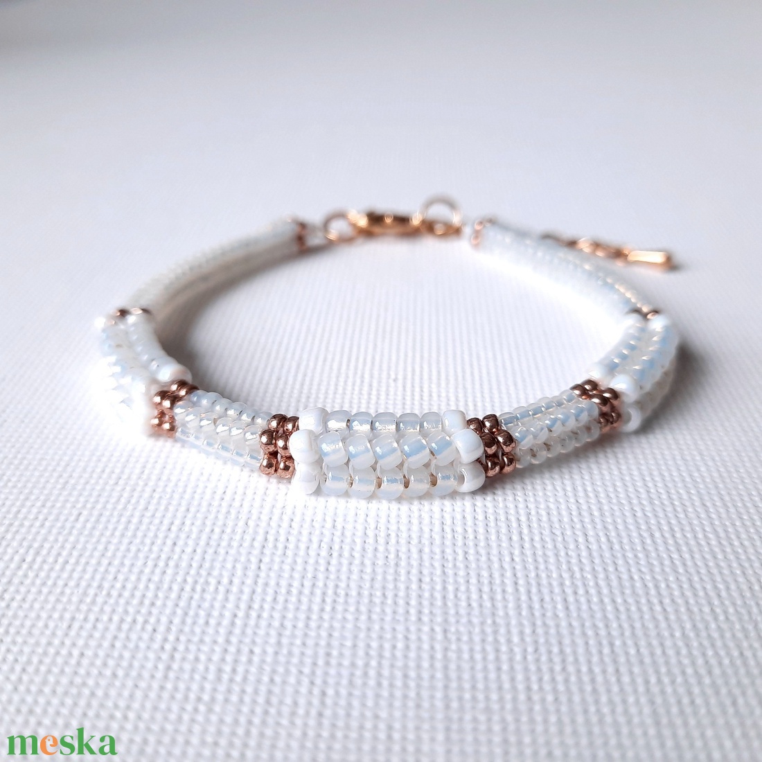 Fehér és arany, gyöngyös karkötő + fülbevaló szett - ékszer - ékszerszett - Meska.hu