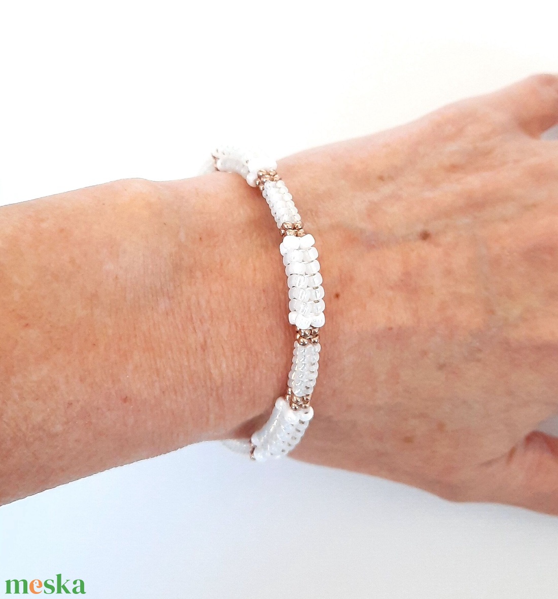 Fehér és arany, gyöngyös karkötő + fülbevaló szett - ékszer - ékszerszett - Meska.hu