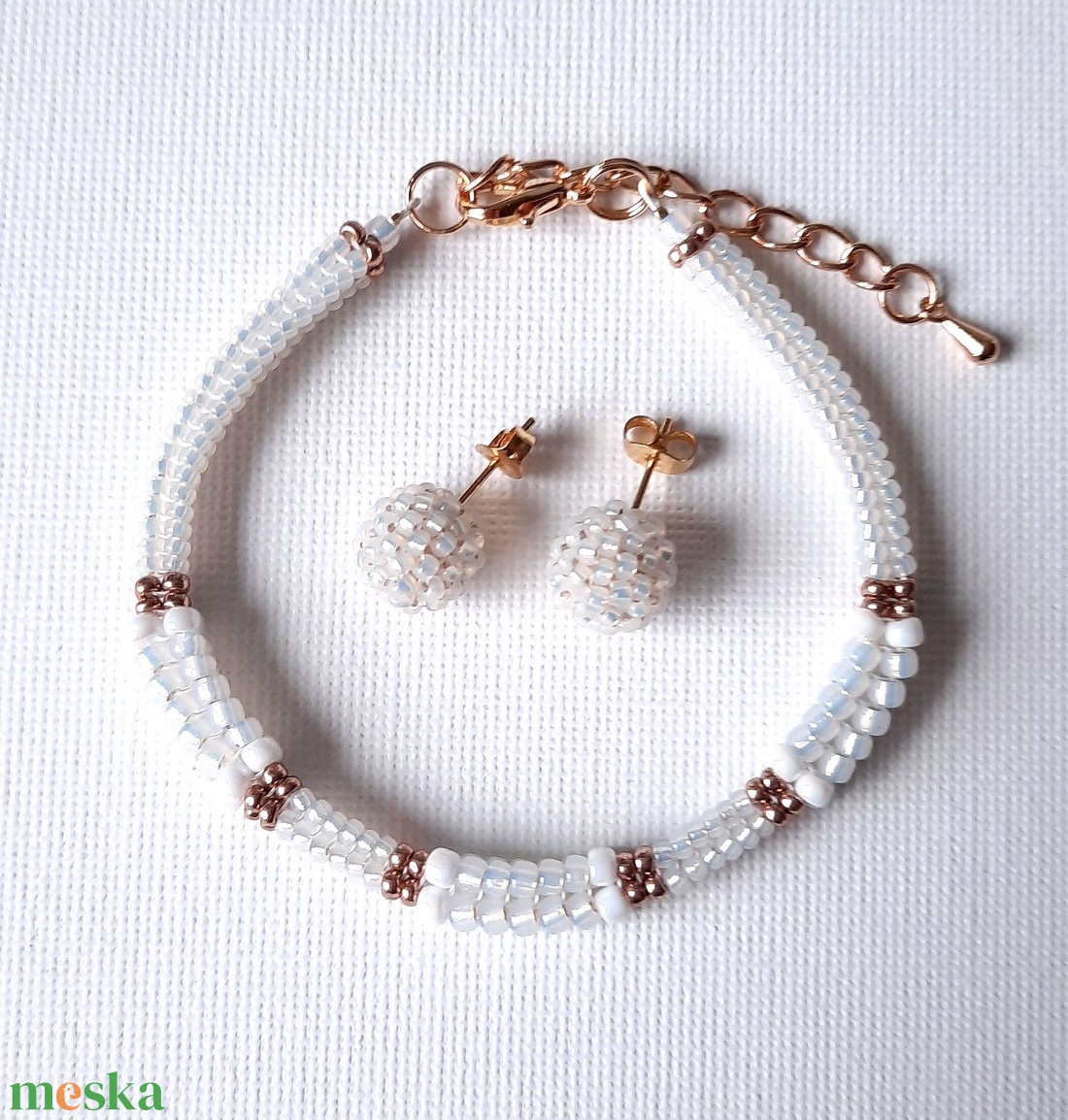 Fehér és arany, gyöngyös karkötő + fülbevaló szett - ékszer - ékszerszett - Meska.hu