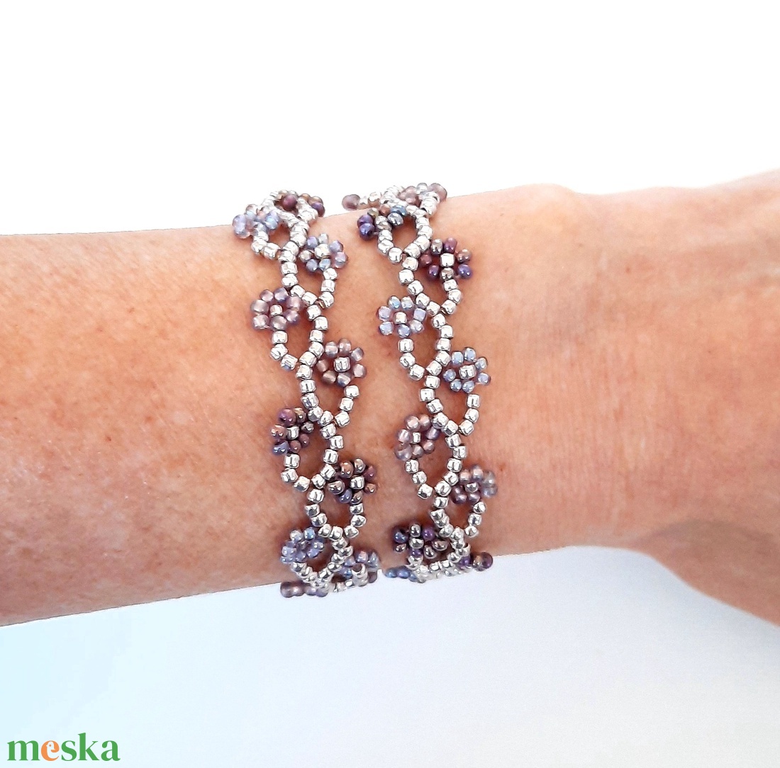 Gyöngyös két soros karkötő vagy rövid állású nyaklánc - lilás ezüstös - ékszer - karkötő - gyöngyös karkötő - Meska.hu