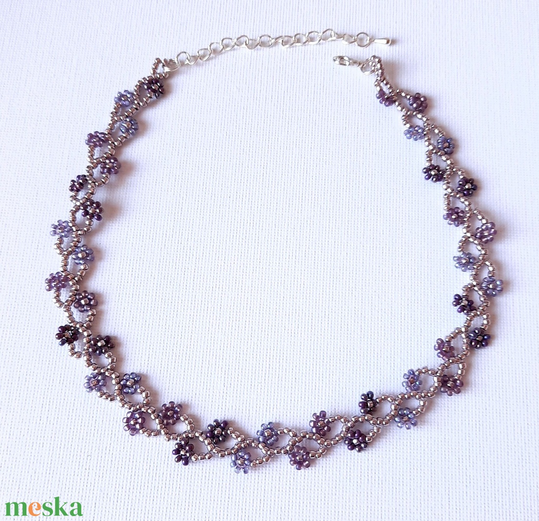 Gyöngyös két soros karkötő vagy rövid állású nyaklánc - lilás ezüstös - ékszer - karkötő - gyöngyös karkötő - Meska.hu