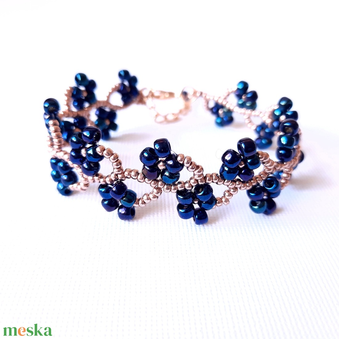 Gyöngyös virágos, liláskék karkötő - ékszer - karkötő - gyöngyös karkötő - Meska.hu