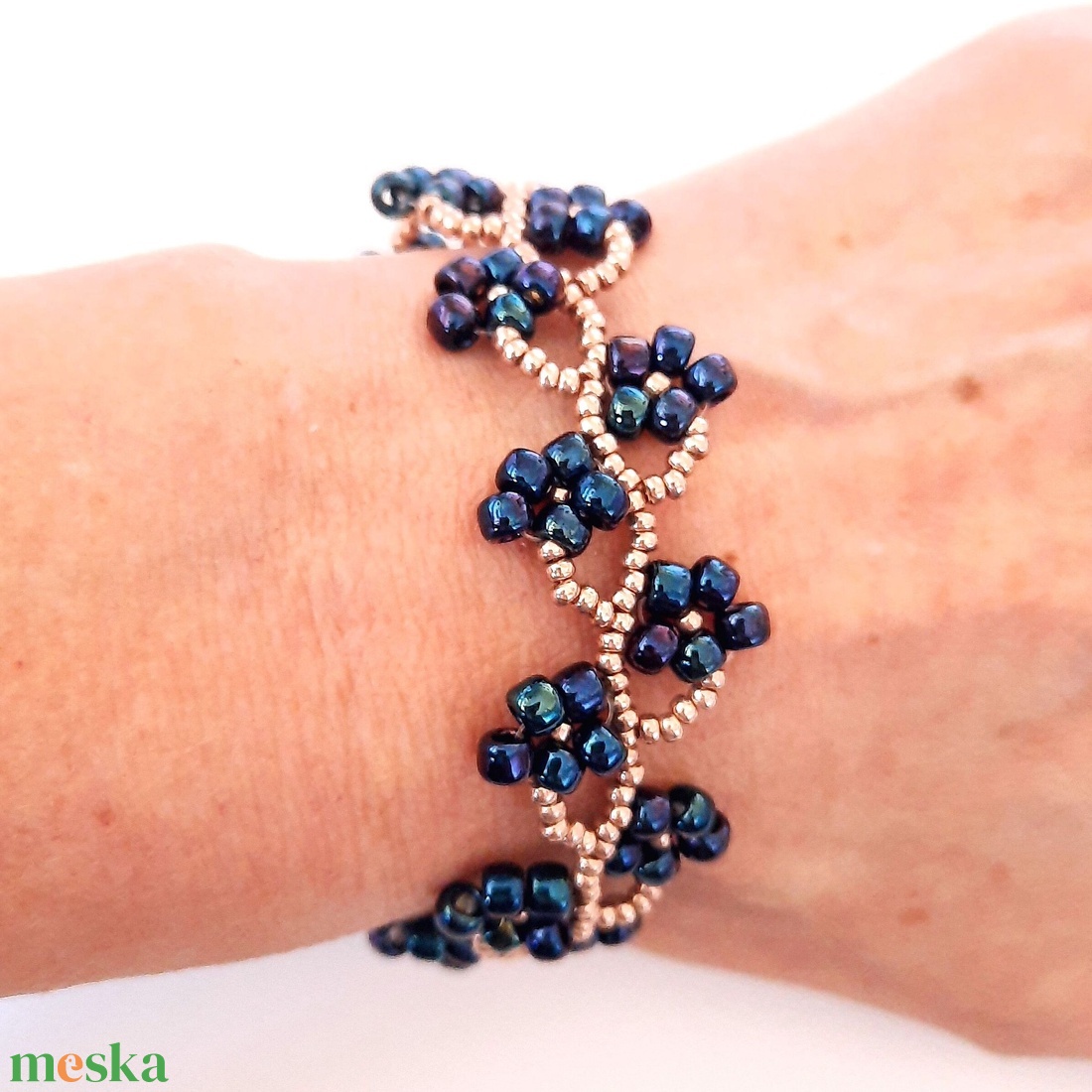 Gyöngyös virágos, liláskék karkötő - ékszer - karkötő - gyöngyös karkötő - Meska.hu