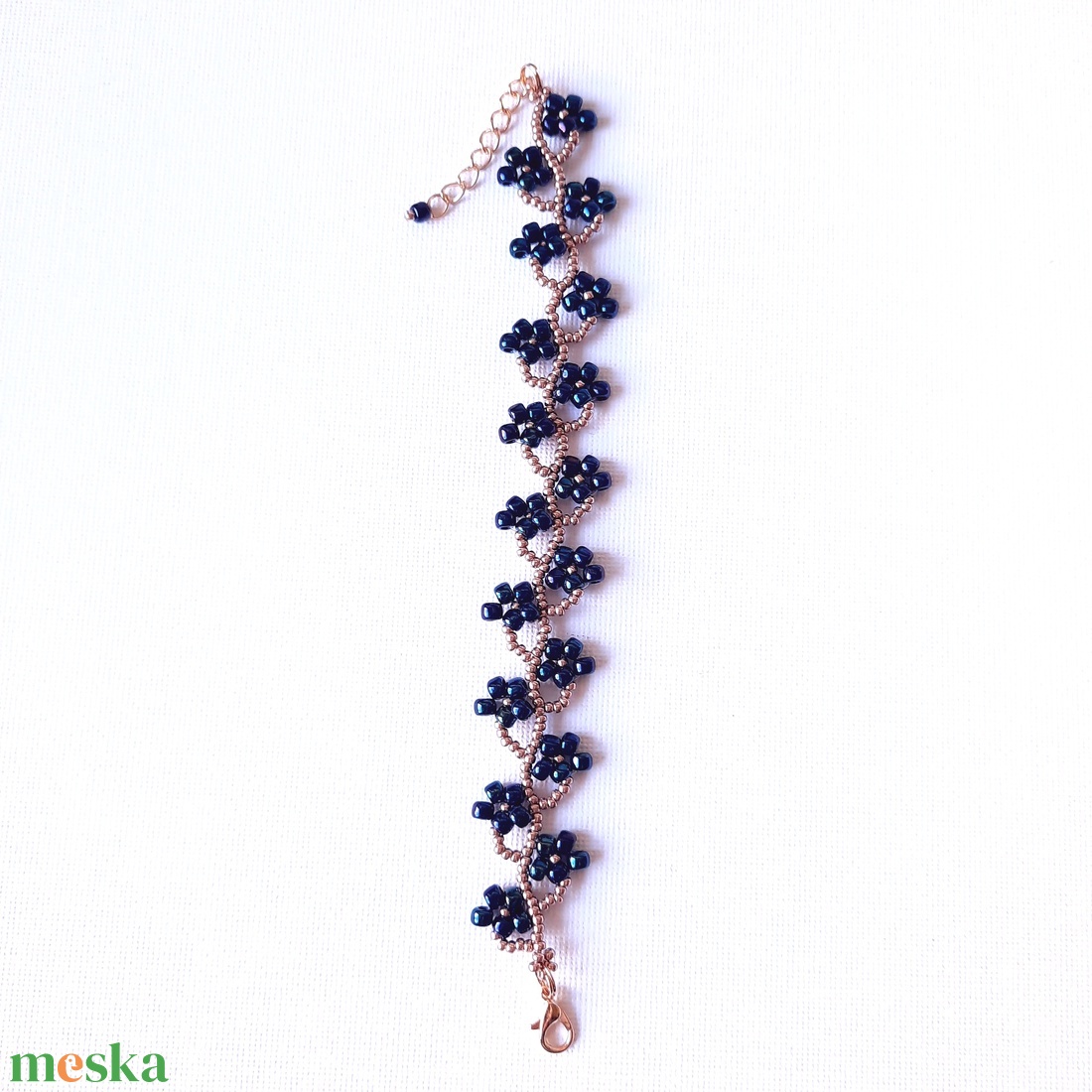 Gyöngyös virágos, liláskék karkötő - ékszer - karkötő - gyöngyös karkötő - Meska.hu