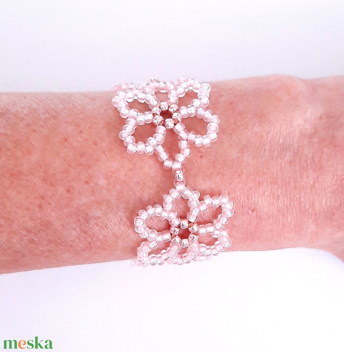 Gyöngyös nagy virágos, rózsaszín karkötő - ékszer - karkötő - gyöngyös karkötő - Meska.hu