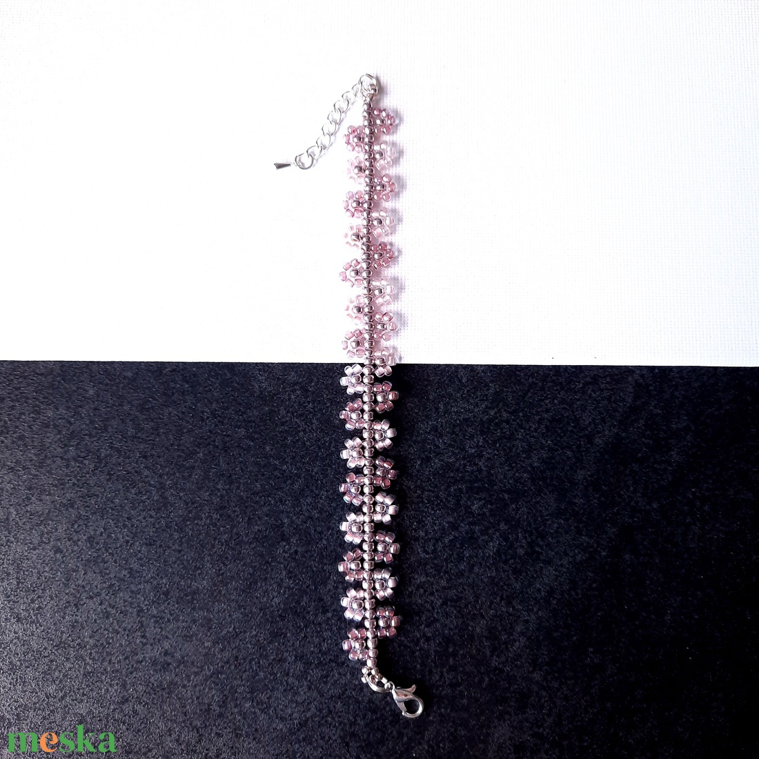 Gyöngyös virágszirmos, lilás-rózsaszínes karkötő - ékszer - karkötő - gyöngyös karkötő - Meska.hu