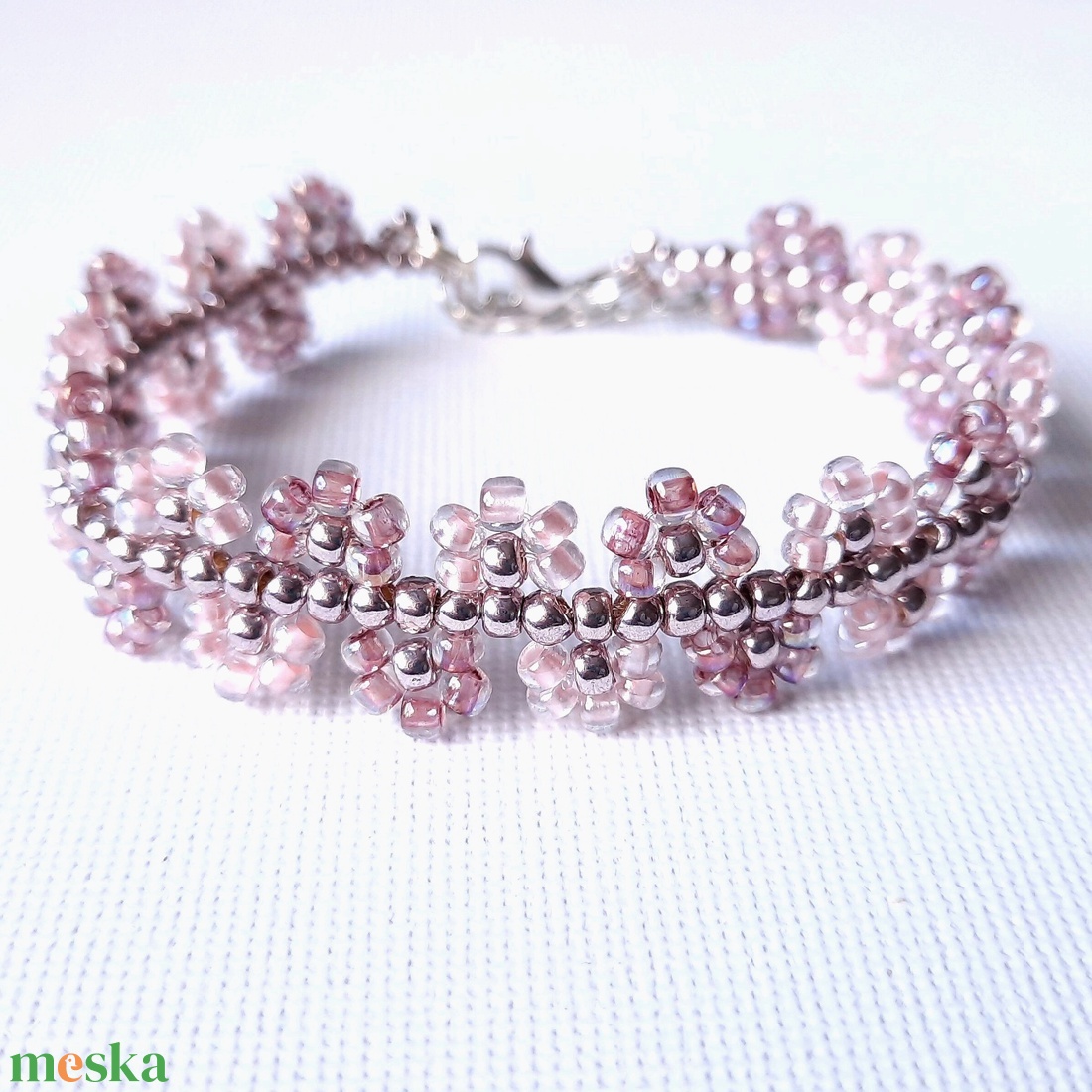 Gyöngyös virágszirmos, lilás-rózsaszínes karkötő - ékszer - karkötő - gyöngyös karkötő - Meska.hu