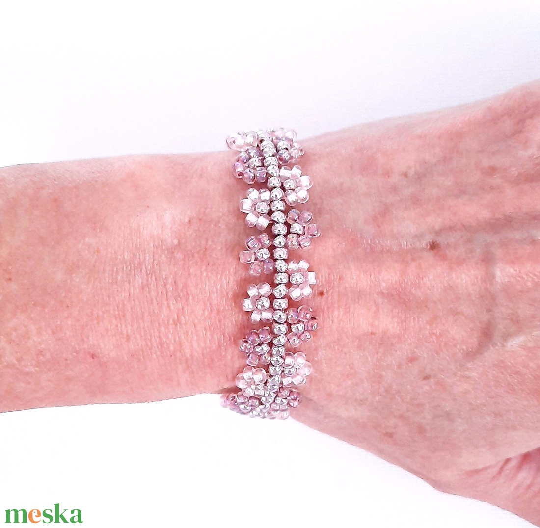 Gyöngyös virágszirmos, lilás-rózsaszínes karkötő - ékszer - karkötő - gyöngyös karkötő - Meska.hu