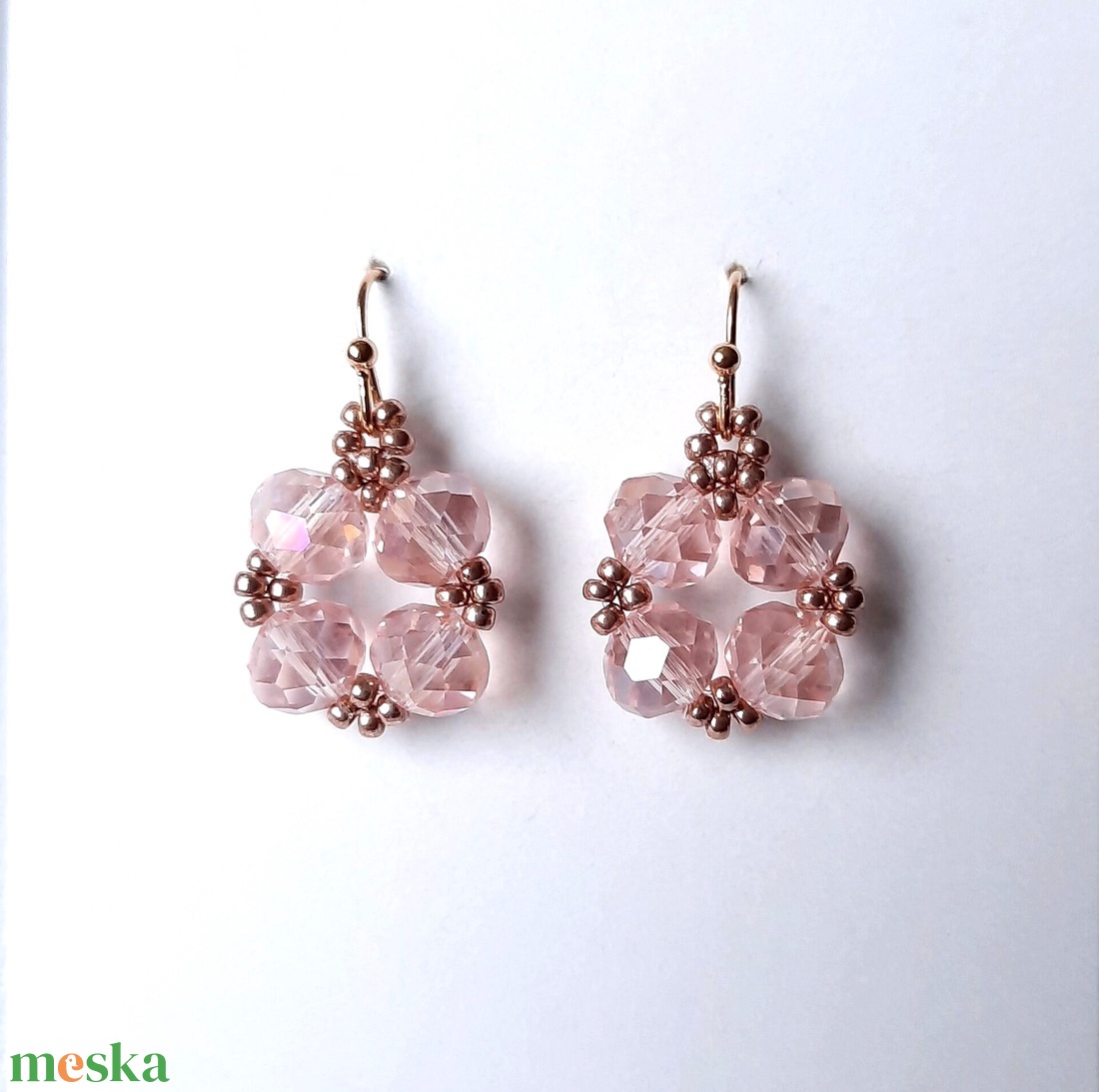 Rózsaszín, szivárványos csillogású csiszolt üveg, viaszolt zsinóros karkötő + fülbevaló szett - ékszer - ékszerszett - Meska.hu