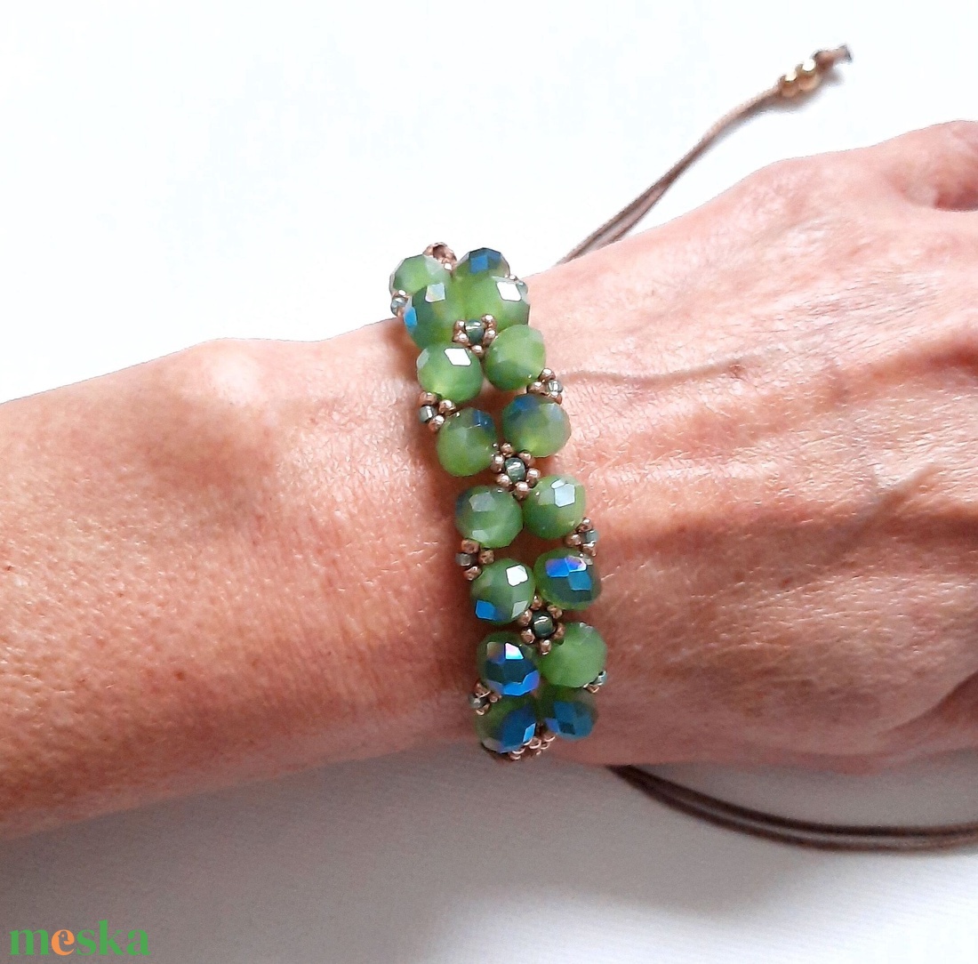 Kékes csillogású matt almazöld csiszolt üveg, viaszolt zsinóros karkötő - ékszer - karkötő - gyöngyös karkötő - Meska.hu