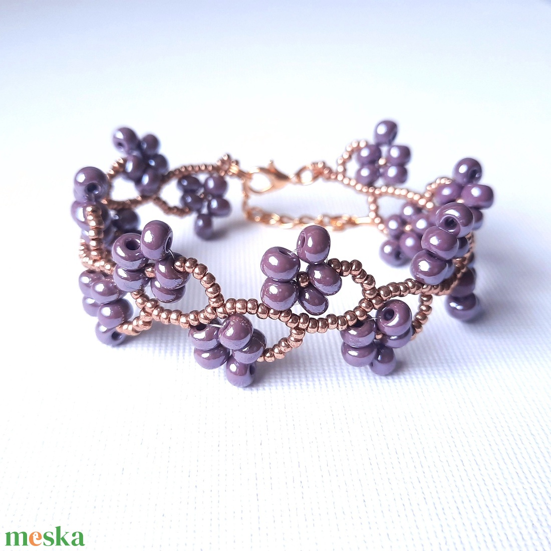 Lila gyöngyös virágos karkötő - ékszer - karkötő - gyöngyös karkötő - Meska.hu