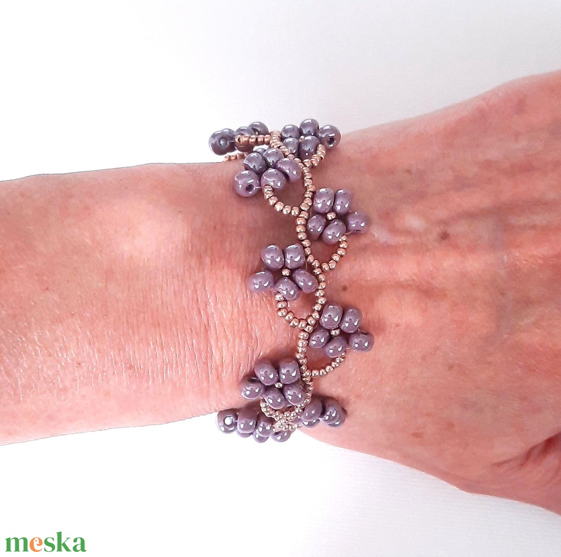 Lila gyöngyös virágos karkötő - ékszer - karkötő - gyöngyös karkötő - Meska.hu