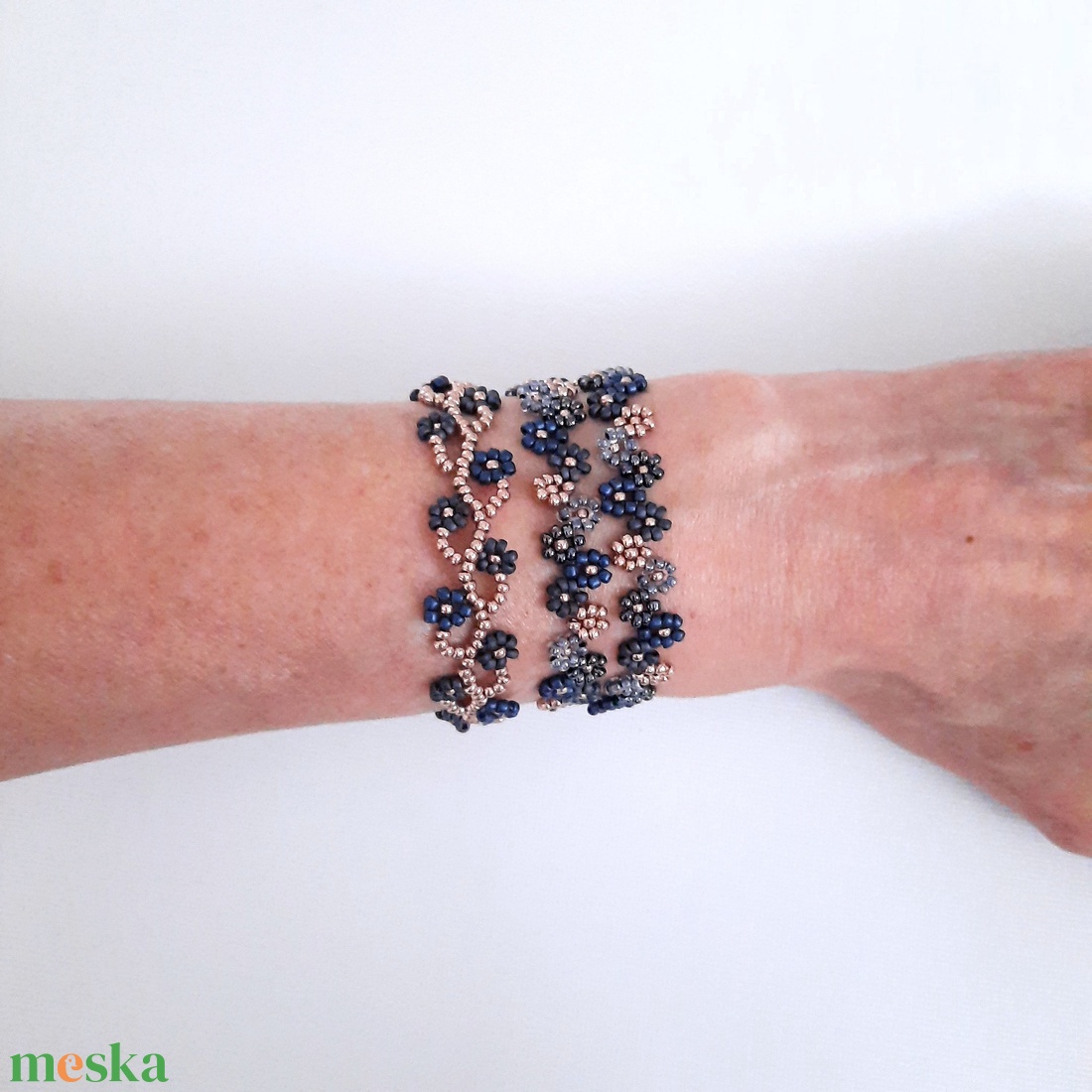 Gyöngyös kisvirágos, kék-arany karkötő - ékszer - karkötő - gyöngyös karkötő - Meska.hu