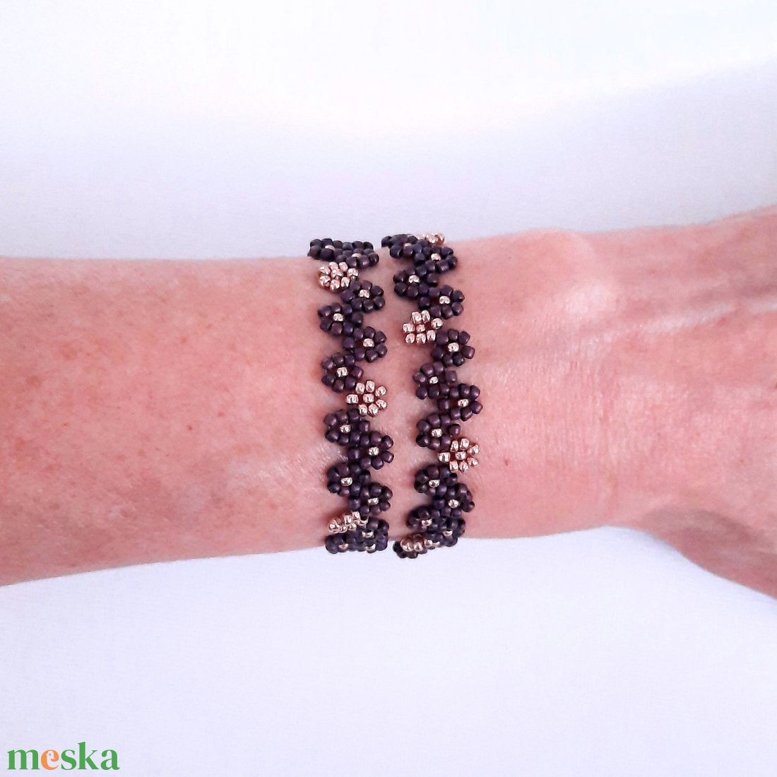 Gyöngyös két soros karkötő vagy rövid állású nyaklánc - lila, arany - ékszer - karkötő - gyöngyös karkötő - Meska.hu