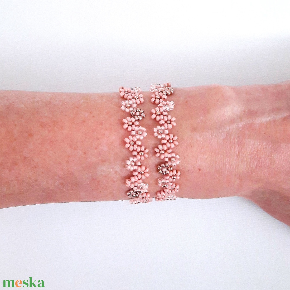 Gyöngyös két soros karkötő vagy rövid állású nyaklánc - rózsaszín, arany - ékszer - karkötő - gyöngyös karkötő - Meska.hu