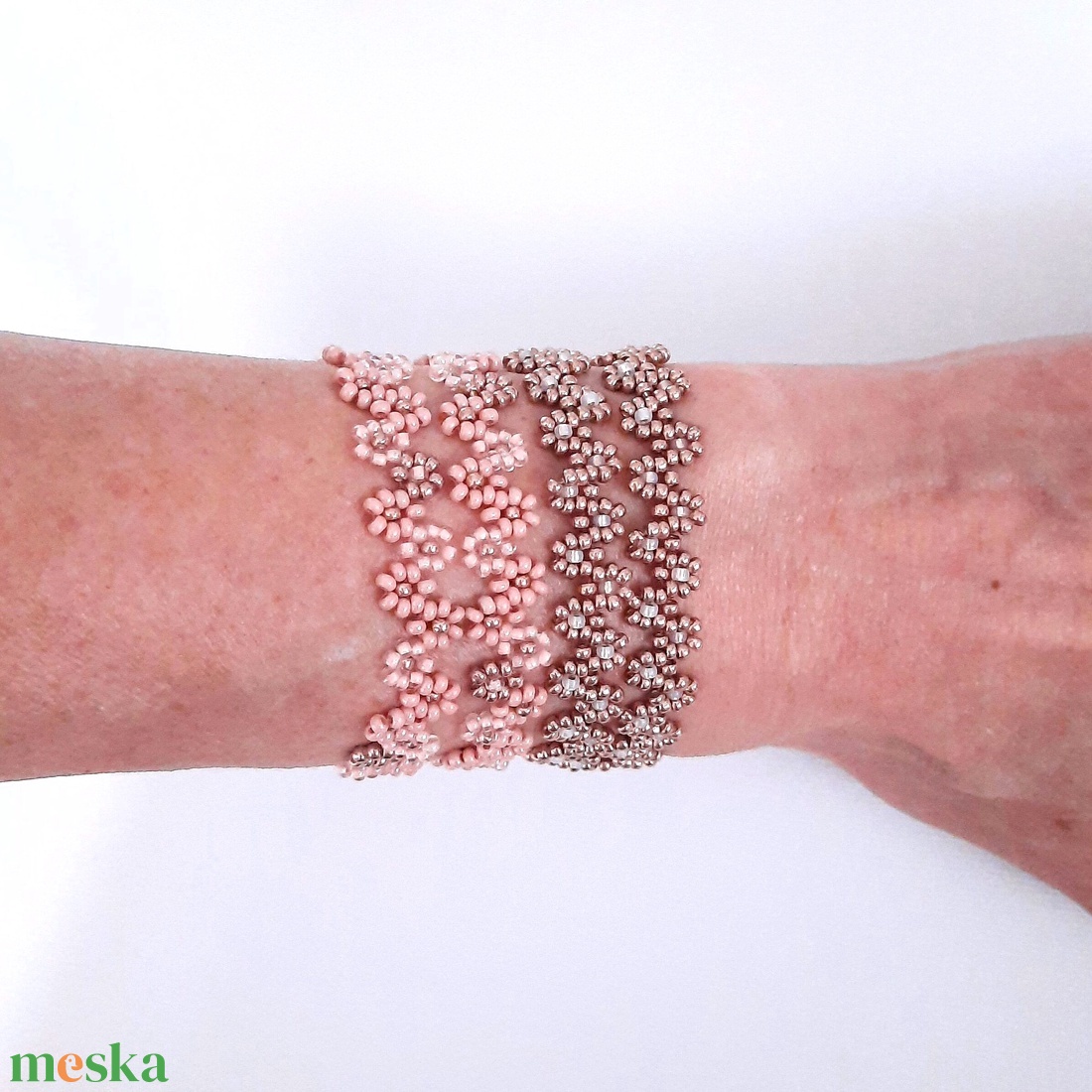 Gyöngyös két soros karkötő vagy rövid állású nyaklánc - rózsaszín, arany - ékszer - karkötő - gyöngyös karkötő - Meska.hu