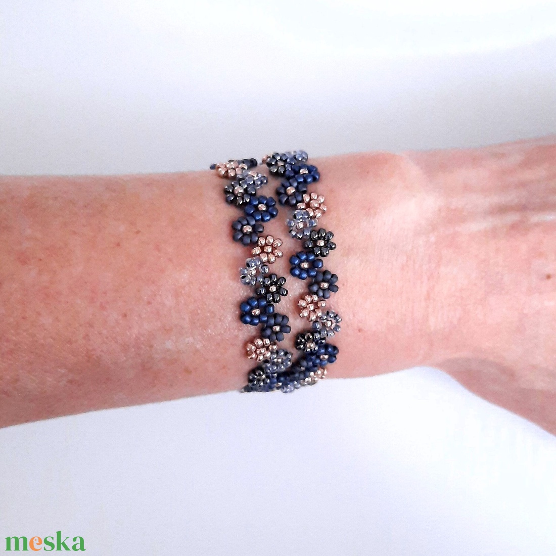 Gyöngyös két soros karkötő vagy rövid állású nyaklánc - kék, szürke, arany - ékszer - karkötő - gyöngyös karkötő - Meska.hu