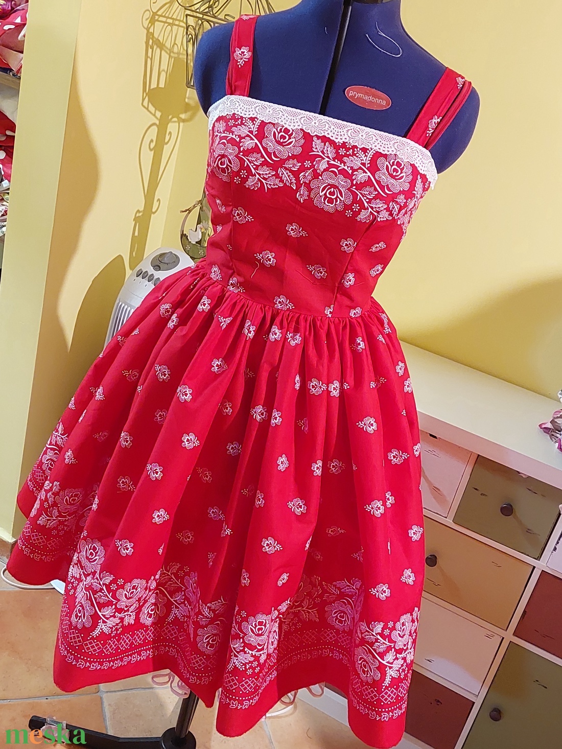 Pinup Rockabilly ruha, kékfestő mintás, piros bordűrös virágos, madeira csipkés, népi - ruha & divat - női ruha - ruha - Meska.hu