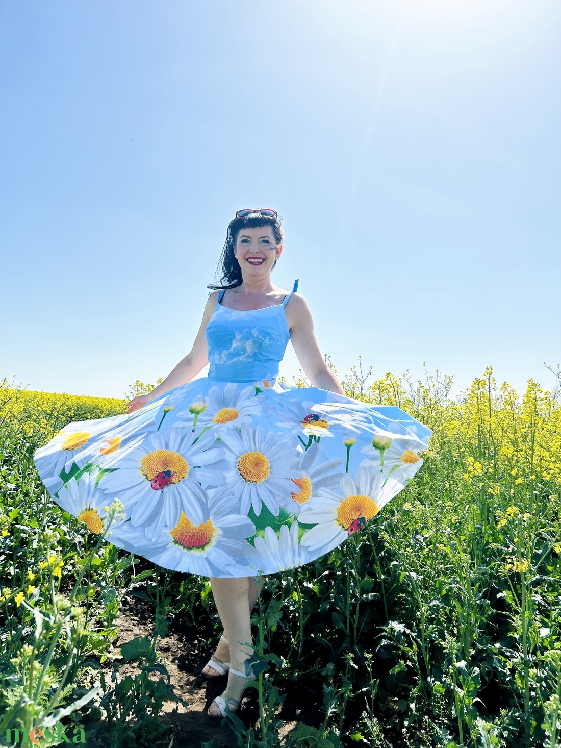 Pinup Rockabilly ruha, látványos százszorszép, margaréta mintás katica, felhő, kék ég mintával - ruha & divat - női ruha - ruha - Meska.hu Pinup Rockabilly ruha, látványos százszorszép, margaréta mintás katica, felhő, kék ég mintával - ruha & divat - női ruha - ruha - Meska.hu