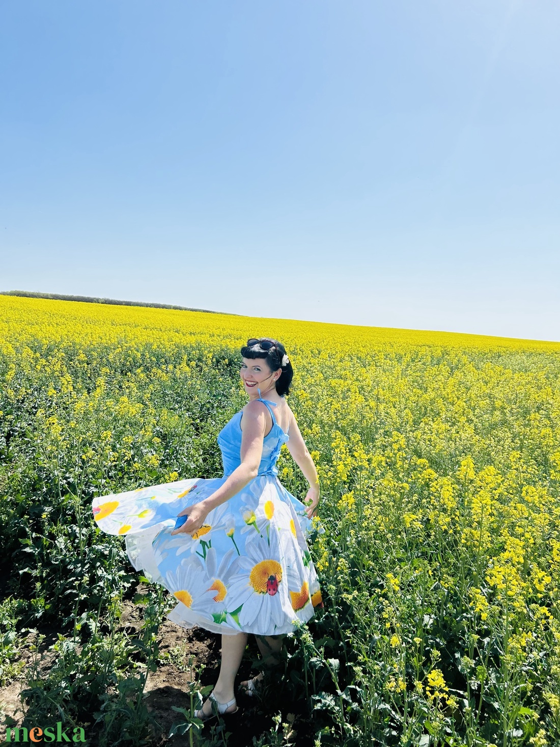 Pinup Rockabilly ruha, látványos százszorszép, margaréta mintás katica, felhő, kék ég mintával - ruha & divat - női ruha - ruha - Meska.hu Pinup Rockabilly ruha, látványos százszorszép, margaréta mintás katica, felhő, kék ég mintával - ruha & divat - női ruha - ruha - Meska.hu