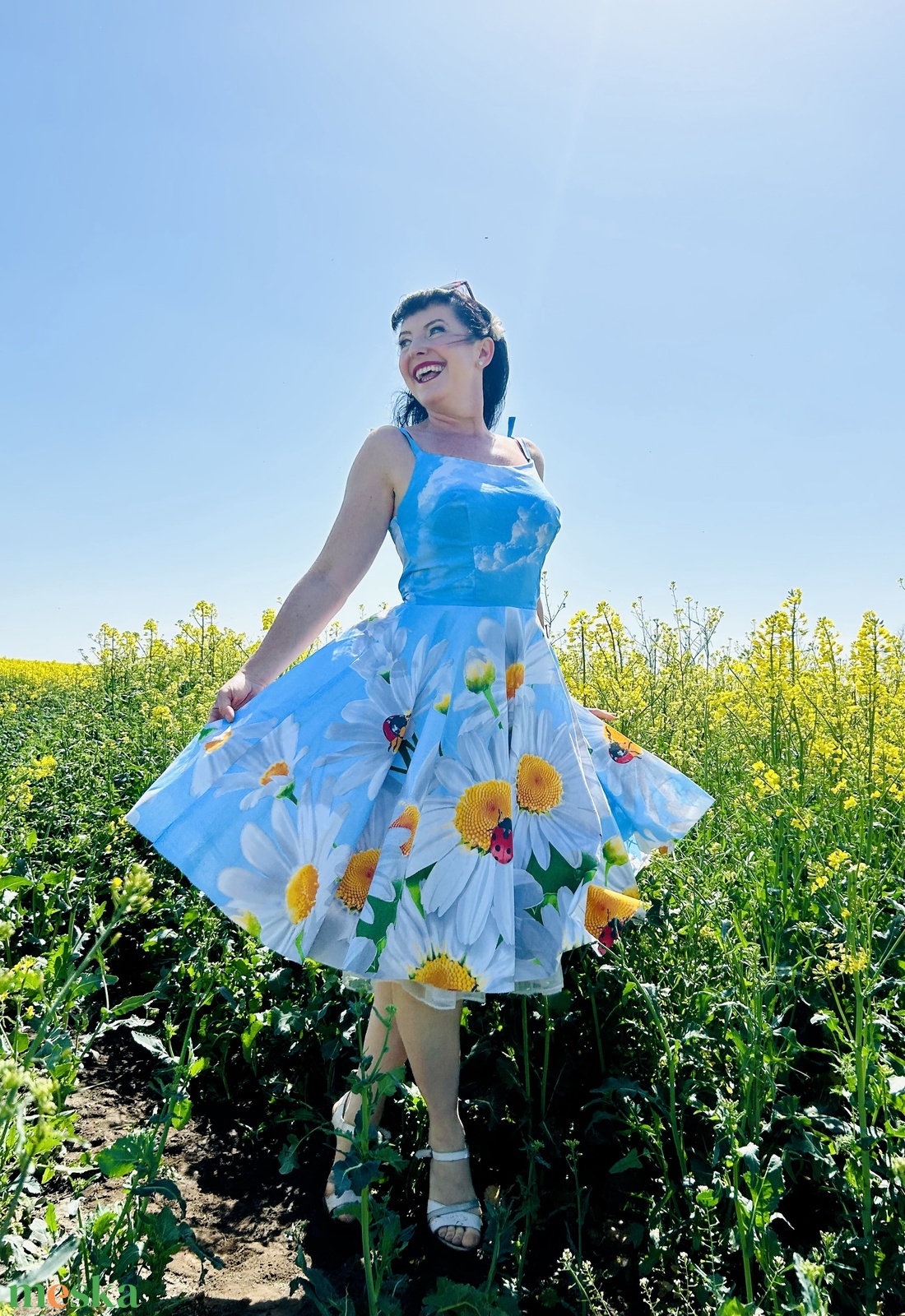 Pinup Rockabilly ruha, látványos százszorszép, margaréta mintás katica, felhő, kék ég mintával - ruha & divat - női ruha - ruha - Meska.hu Pinup Rockabilly ruha, látványos százszorszép, margaréta mintás katica, felhő, kék ég mintával - ruha & divat - női ruha - ruha - Meska.hu