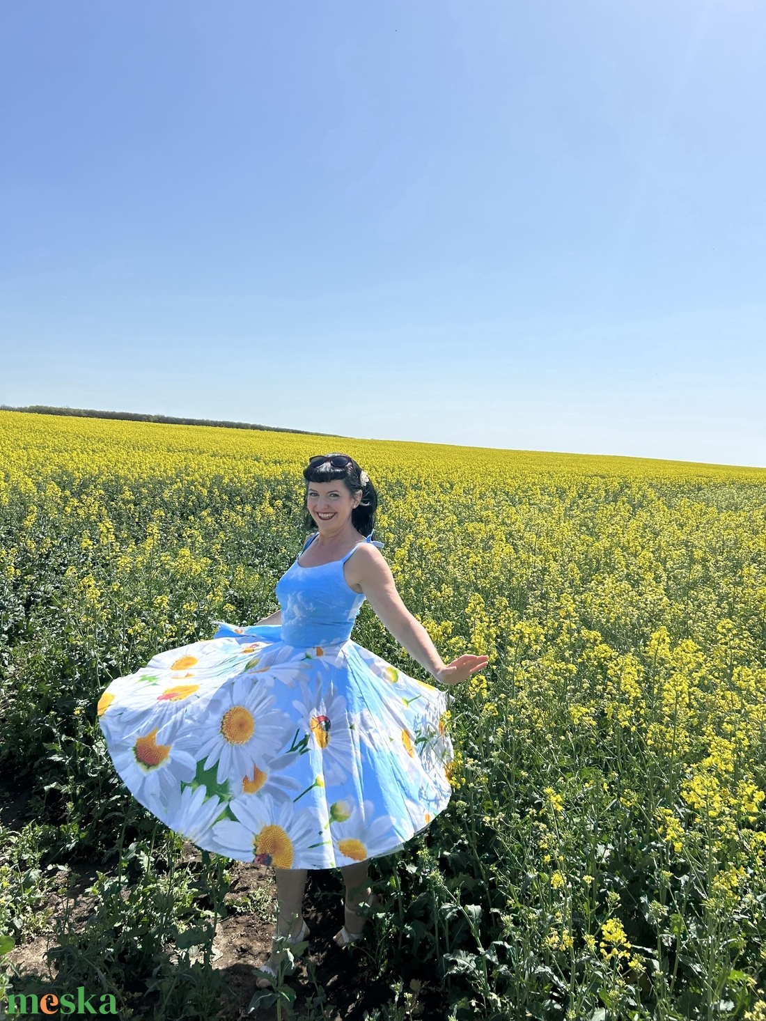 Pinup Rockabilly ruha, látványos százszorszép, margaréta mintás katica, felhő, kék ég mintával - ruha & divat - női ruha - ruha - Meska.hu Pinup Rockabilly ruha, látványos százszorszép, margaréta mintás katica, felhő, kék ég mintával - ruha & divat - női ruha - ruha - Meska.hu