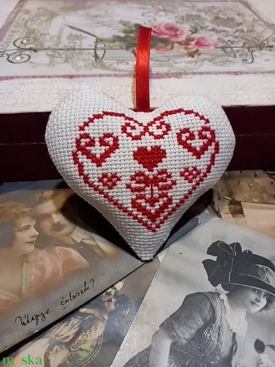  Keresztszemes szív piros mintával - otthon & életmód - dekoráció - fali és függő dekoráció - függődísz - Meska.hu