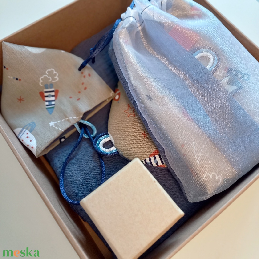 babaköszöntő - emlékőrző box - muszlin takaró, szundikendő, cumitartó zsák, tejfoggyűjtő doboz - sötétkék, világűr - játék & sport - babalátogató ajándékcsomag - Meska.hu