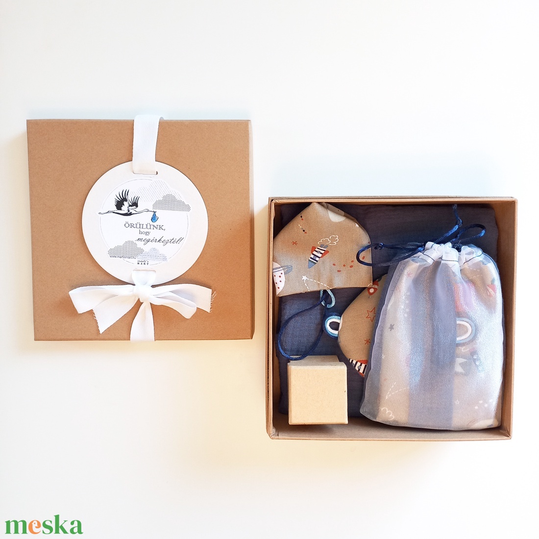 babaköszöntő - emlékőrző box - muszlin takaró, szundikendő, cumitartó zsák, tejfoggyűjtő doboz - sötétkék, világűr - játék & sport - babalátogató ajándékcsomag - Meska.hu