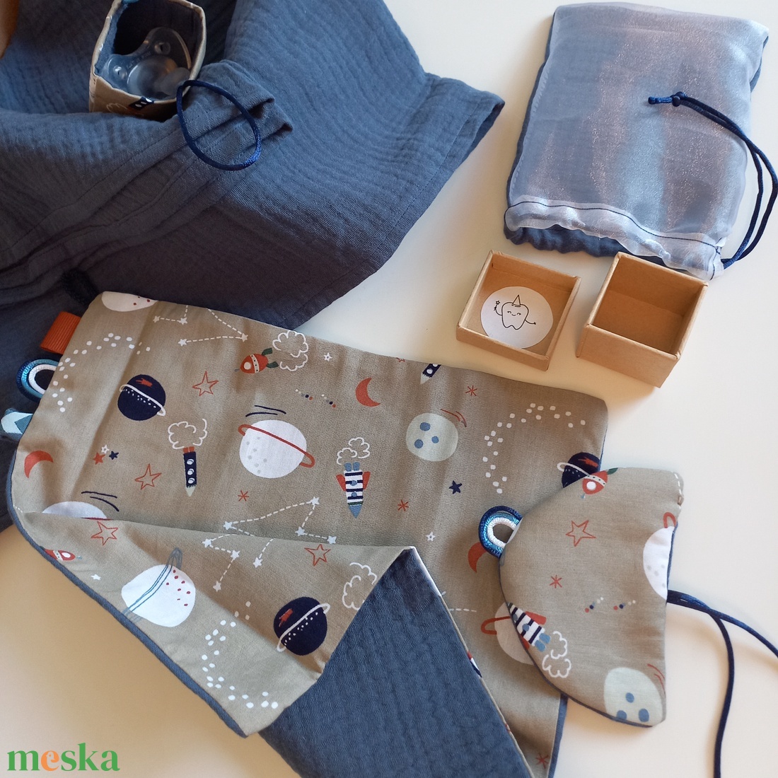 babaköszöntő - emlékőrző box - muszlin takaró, szundikendő, cumitartó zsák, tejfoggyűjtő doboz - sötétkék, világűr - játék & sport - babalátogató ajándékcsomag - Meska.hu