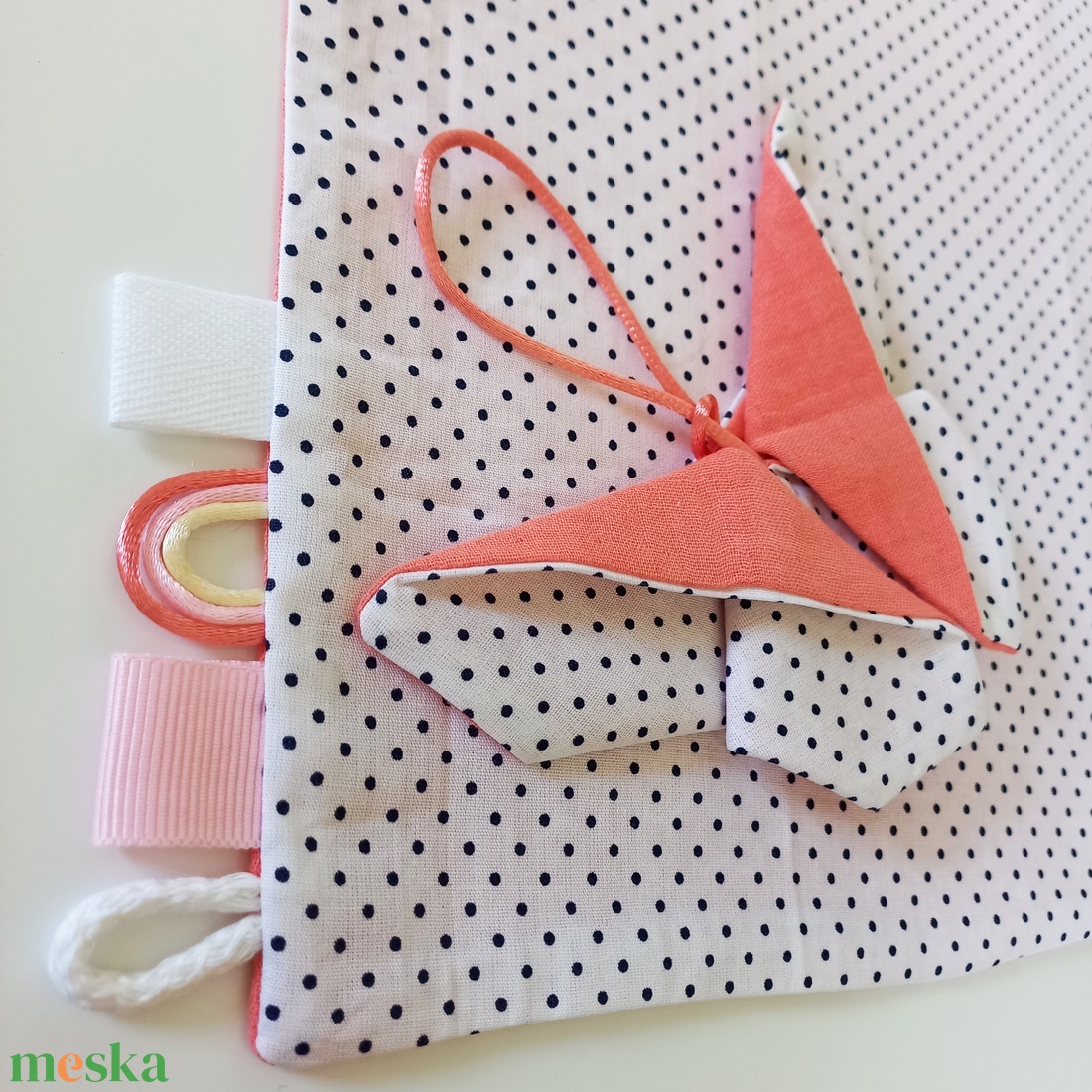 Szundikendő, újszülött kortól, origami pillangó formára hajtogatott játékkal, rózsaszín, fehér-fekete -pöttyös - játék & sport - 3 éves kor alattiaknak - alvóka & rongyi - Meska.hu