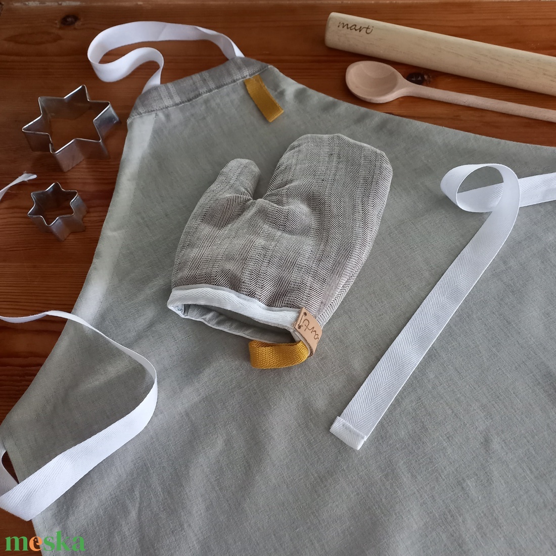 Szakács szett gyerekeknek - kötény, fogókesztyű, sodrófa, fakanál,  drapp csíkos - otthon & életmód - konyhafelszerelés, tálalás - konyhai textil - kötény - Meska.hu