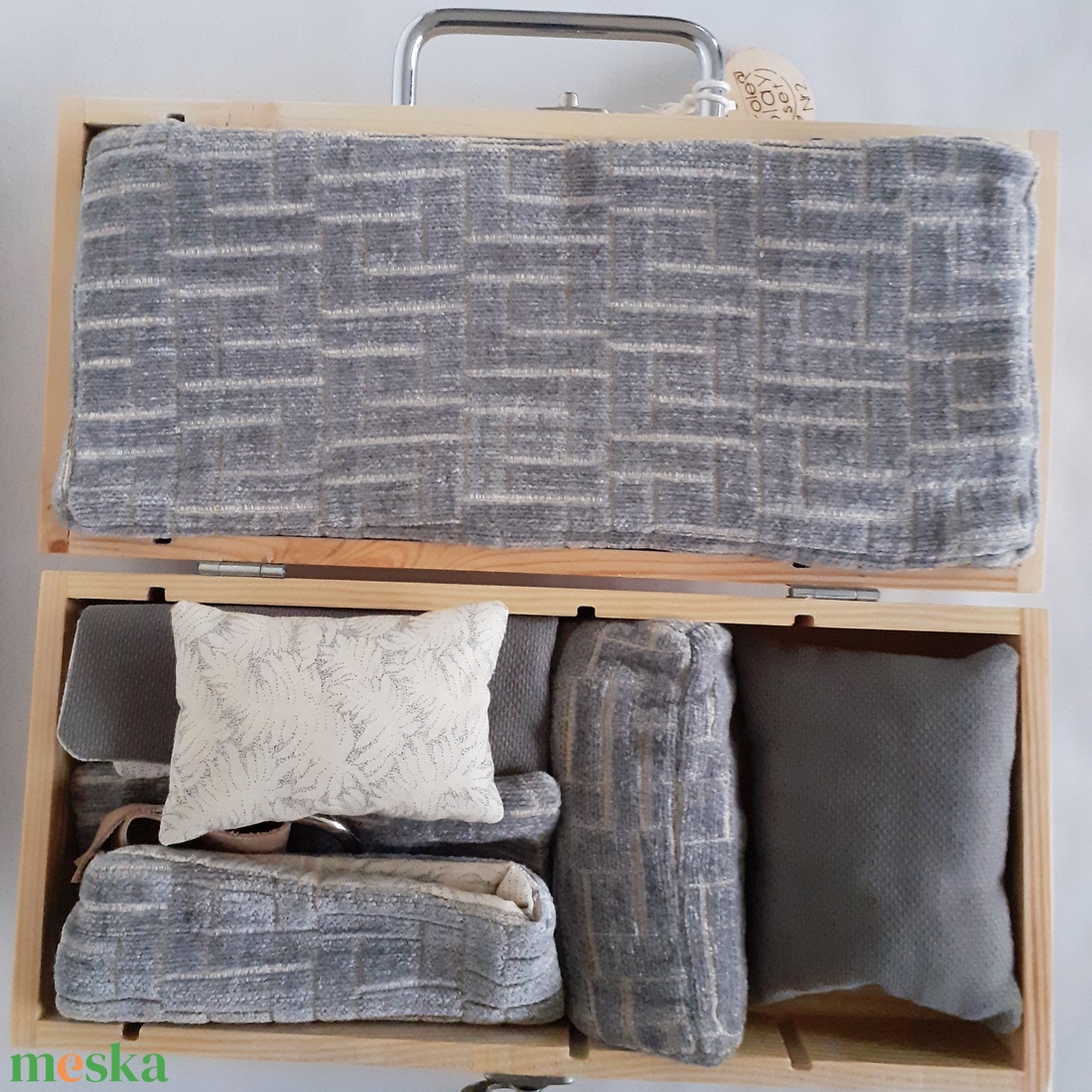 Hordozható babaszoba - babaház készlet - szekrény, ruhafogasokkal, tükörrel, ágy ágyneművel - játék & sport - baba & babaház - babaház - Meska.hu