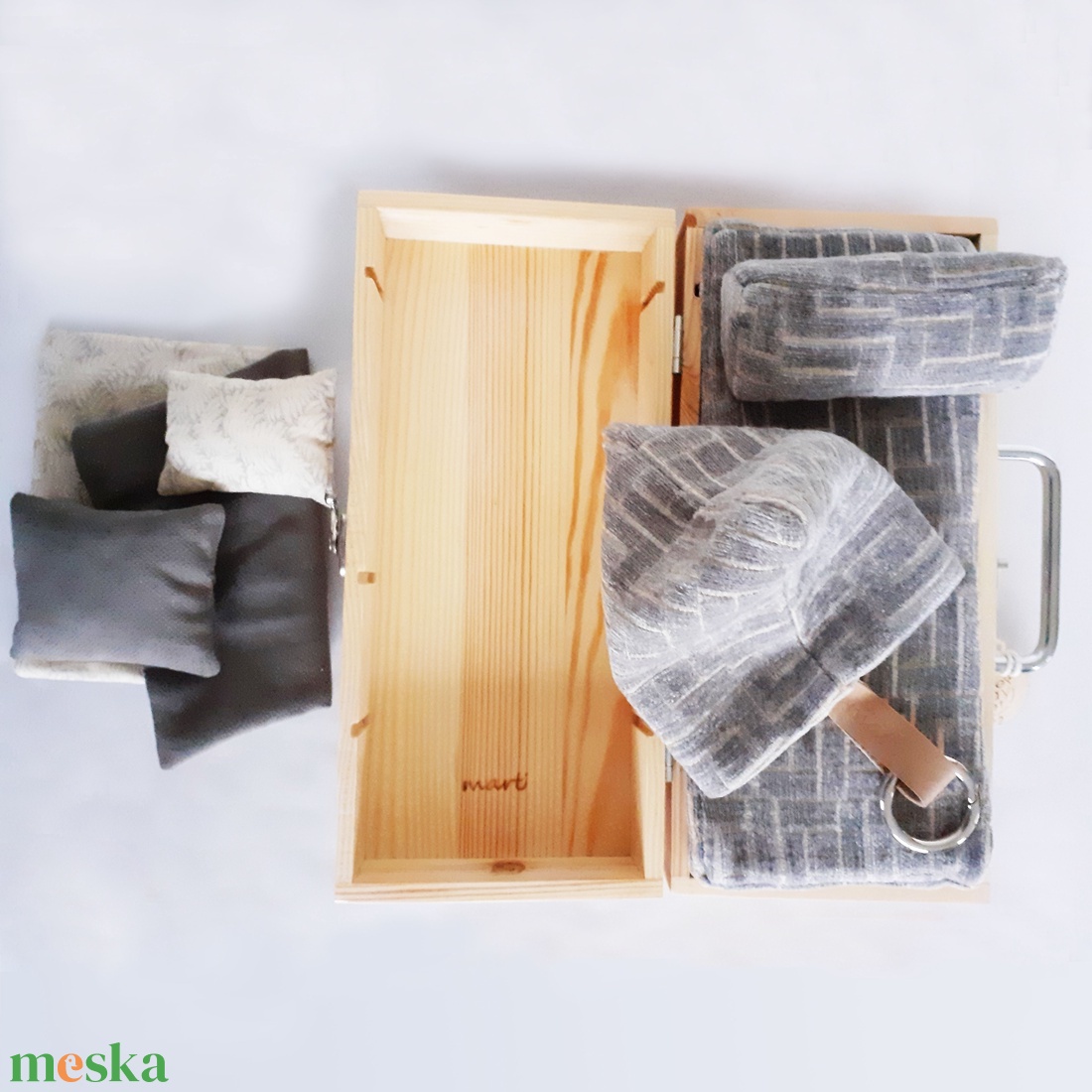 Hordozható babaszoba - babaház készlet - szekrény, ruhafogasokkal, tükörrel, ágy ágyneművel - játék & sport - baba & babaház - babaház - Meska.hu