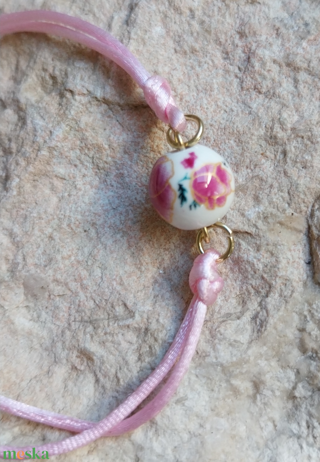 rózsaszín selyemzsinóros, virágos karkötő  - ékszer - karkötő - gyöngyös karkötő - Meska.hu