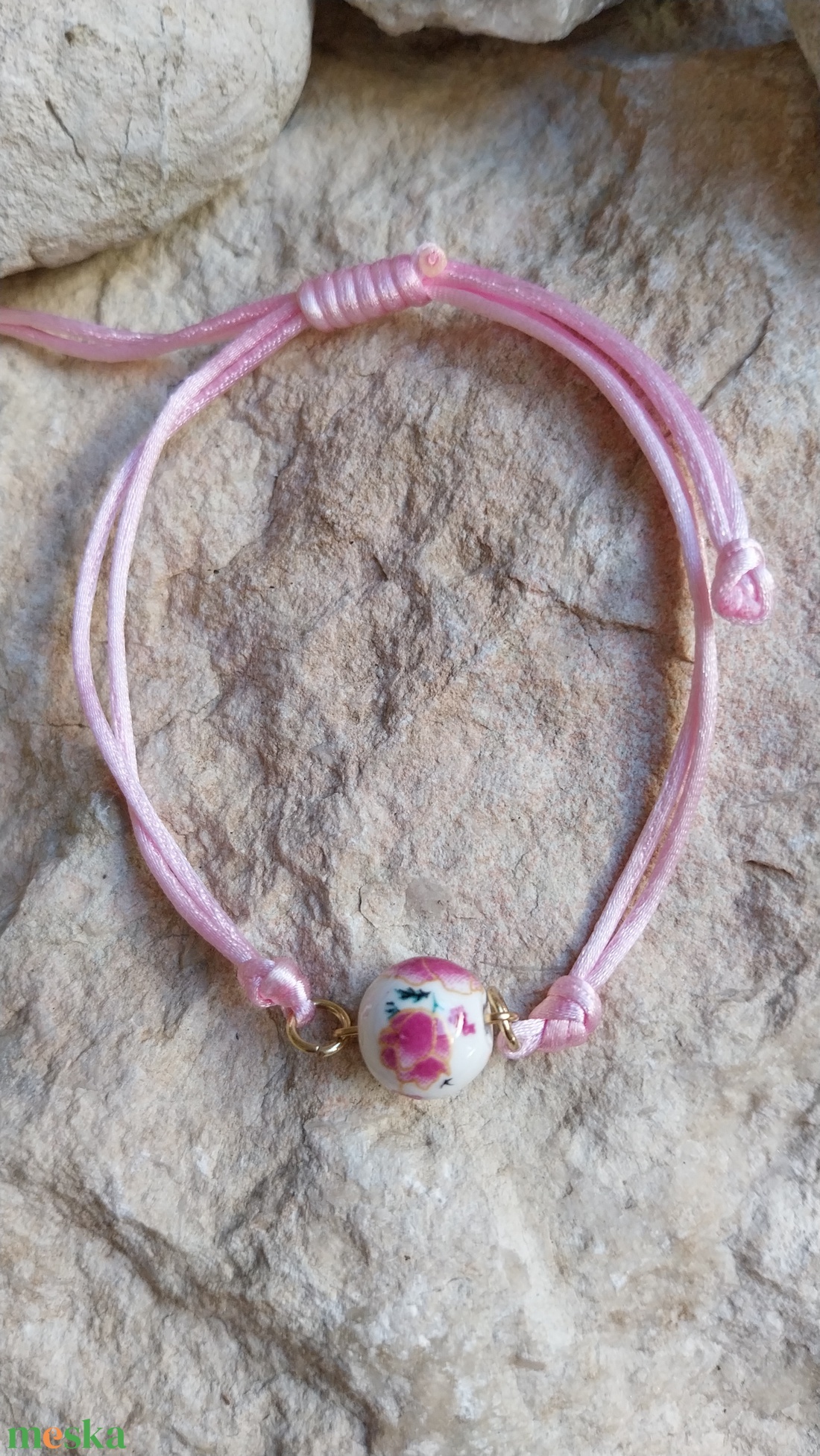 rózsaszín selyemzsinóros, virágos karkötő  - ékszer - karkötő - gyöngyös karkötő - Meska.hu