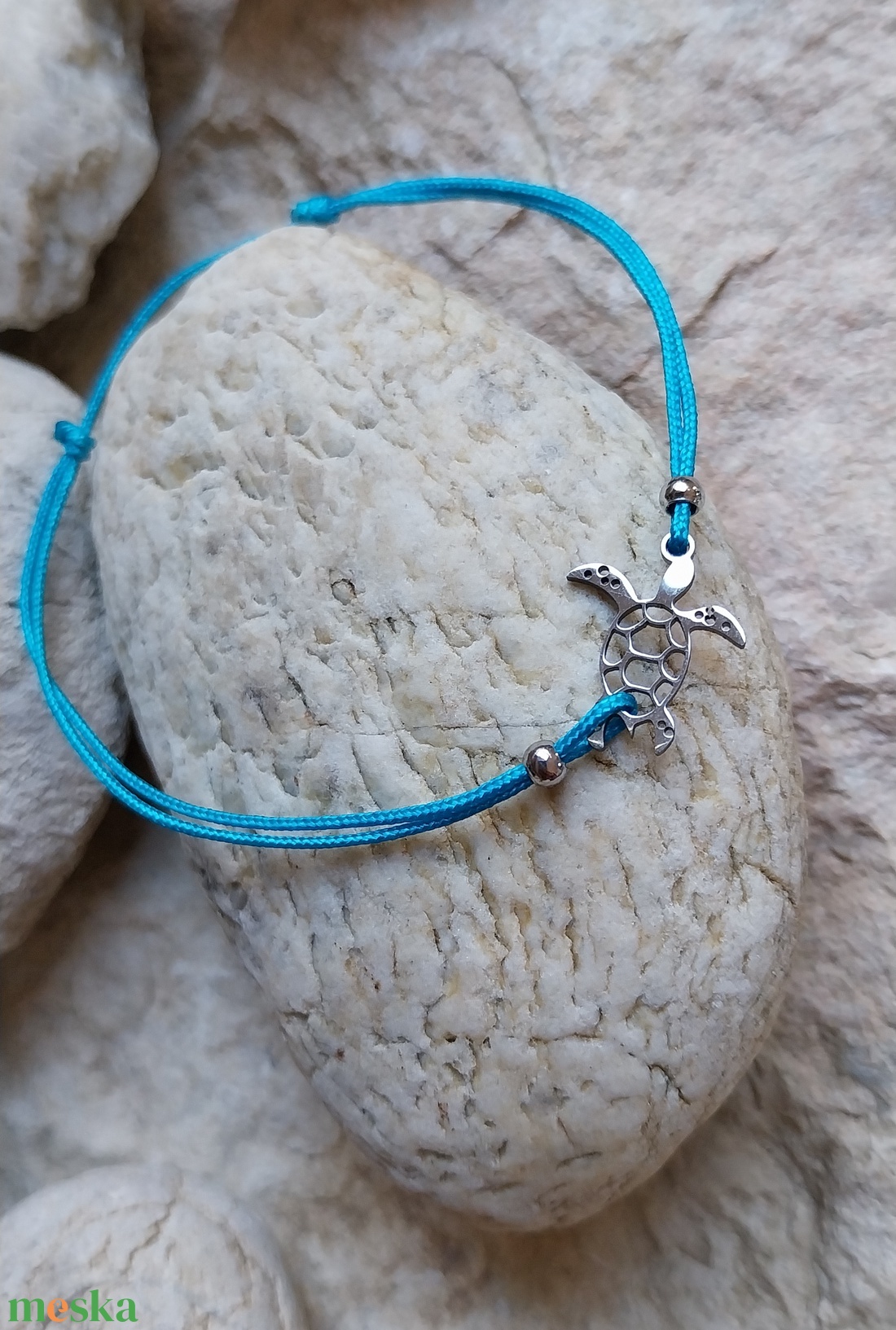 teknősös kék zsinórkarkötő - ékszer - karkötő - karkötő medállal - Meska.hu